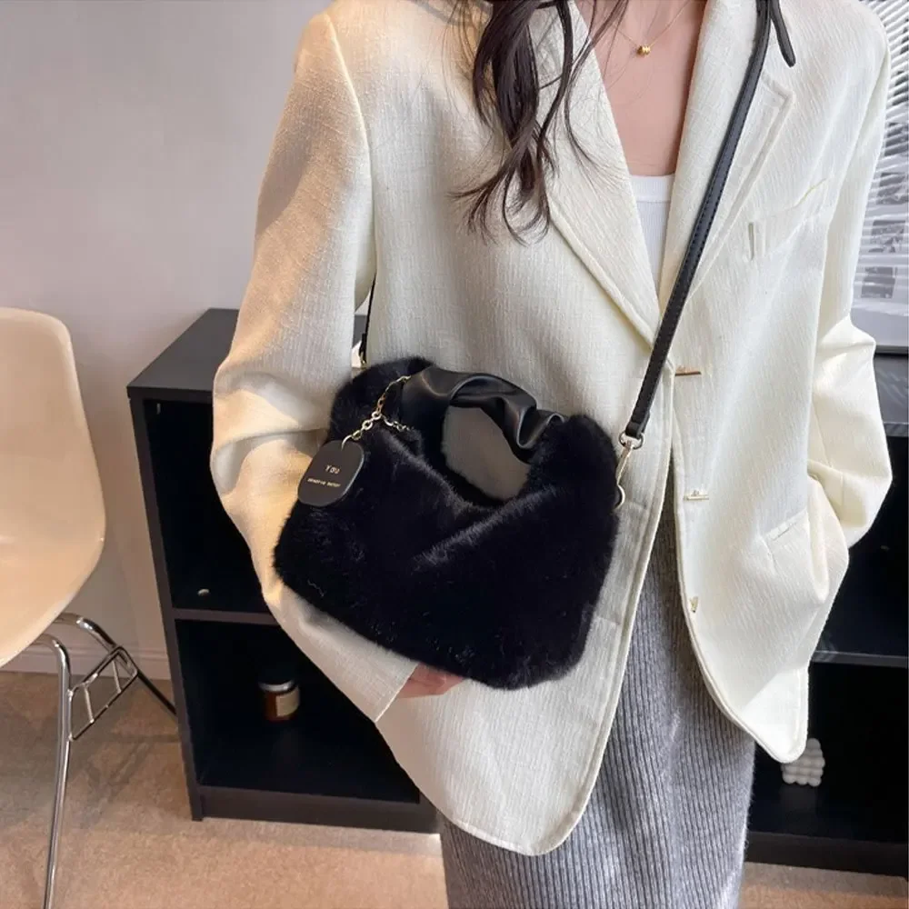 Modische süße Plüsch-Umhängetasche für Damen, einfarbig, weich, flauschig, Handtasche, Herbst-Winter, weiche Plüsch-Umhängetasche – Detail 10
