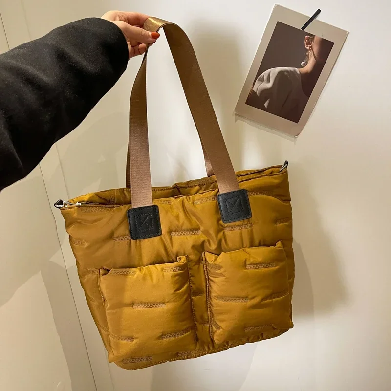 Bolsa tote casual de grande capacidade com zíper de cor sólida 2025 venda quente bolsa de ombro versátil de alta beleza macia simples bolsa de deslocamento