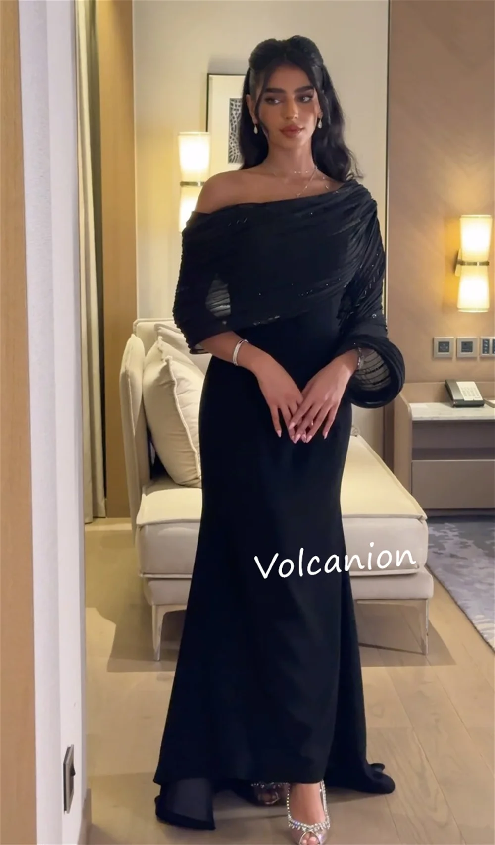 فساتين طويلة مخصصة من الجيرسيه مطرزة بالترتر على الكتف مكشوفة الأكتاف مناسبة للحفلات ومطابقة رسمية أنيقة