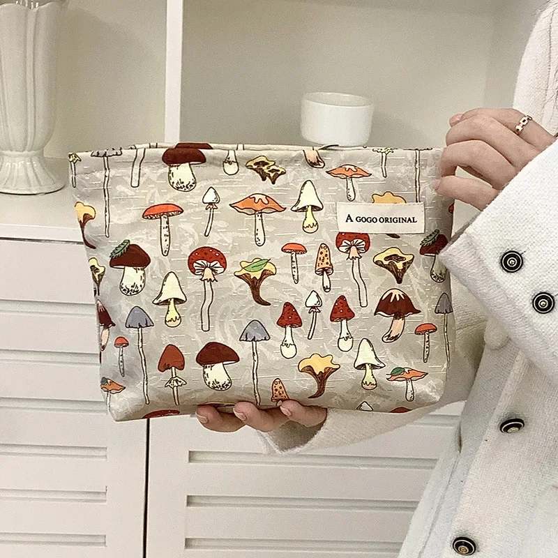 Red Mushroom Jacquard Women\'s Cosmetic Bag Large Capacity Canvas Zipper Design Cosmetic Storage Bag Portable Travel Toiletry Bag