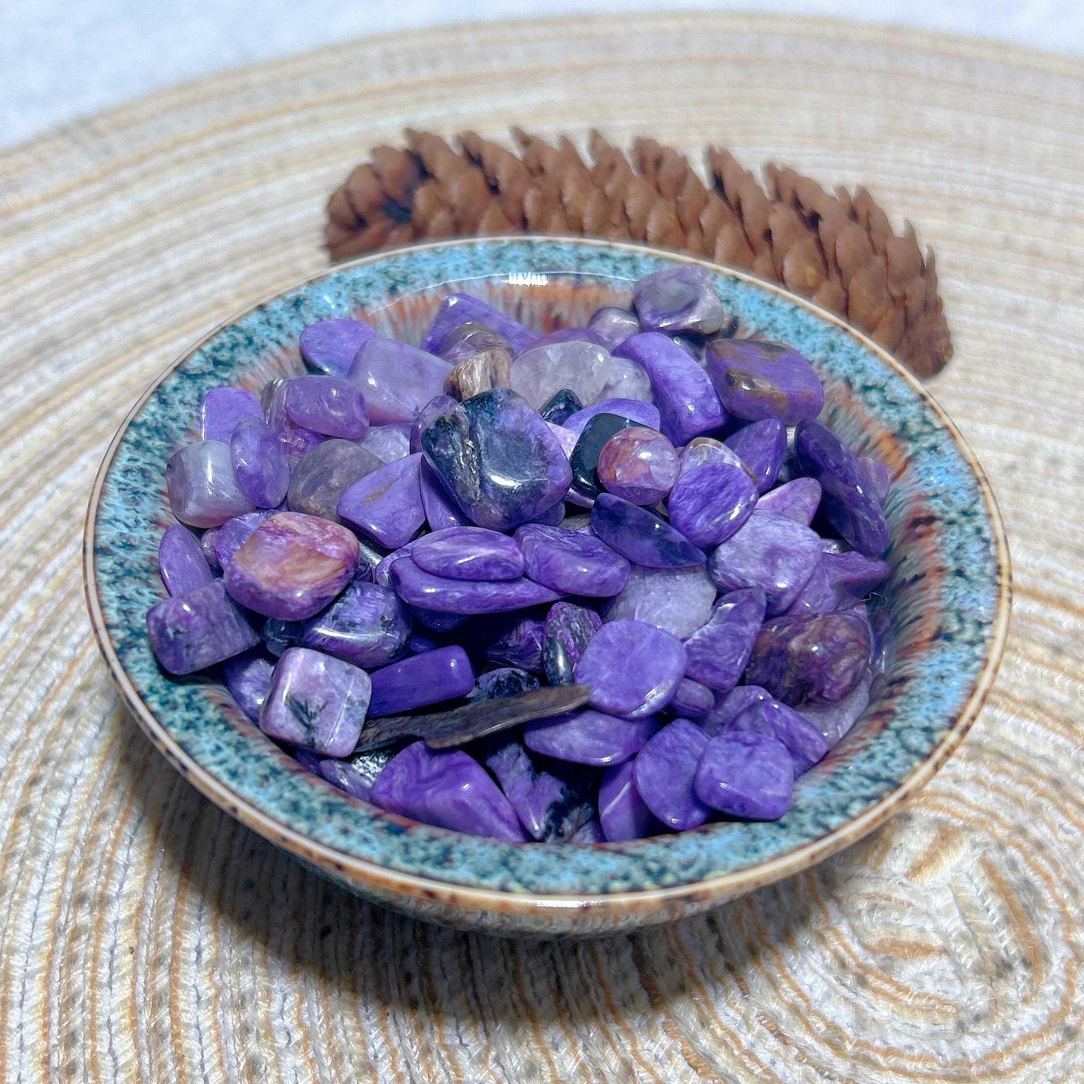 

Wholesale Natural Crystals Charoite Chips Raw Stone Healing High Quality Home Decorations Polished Mineral Energy Gift