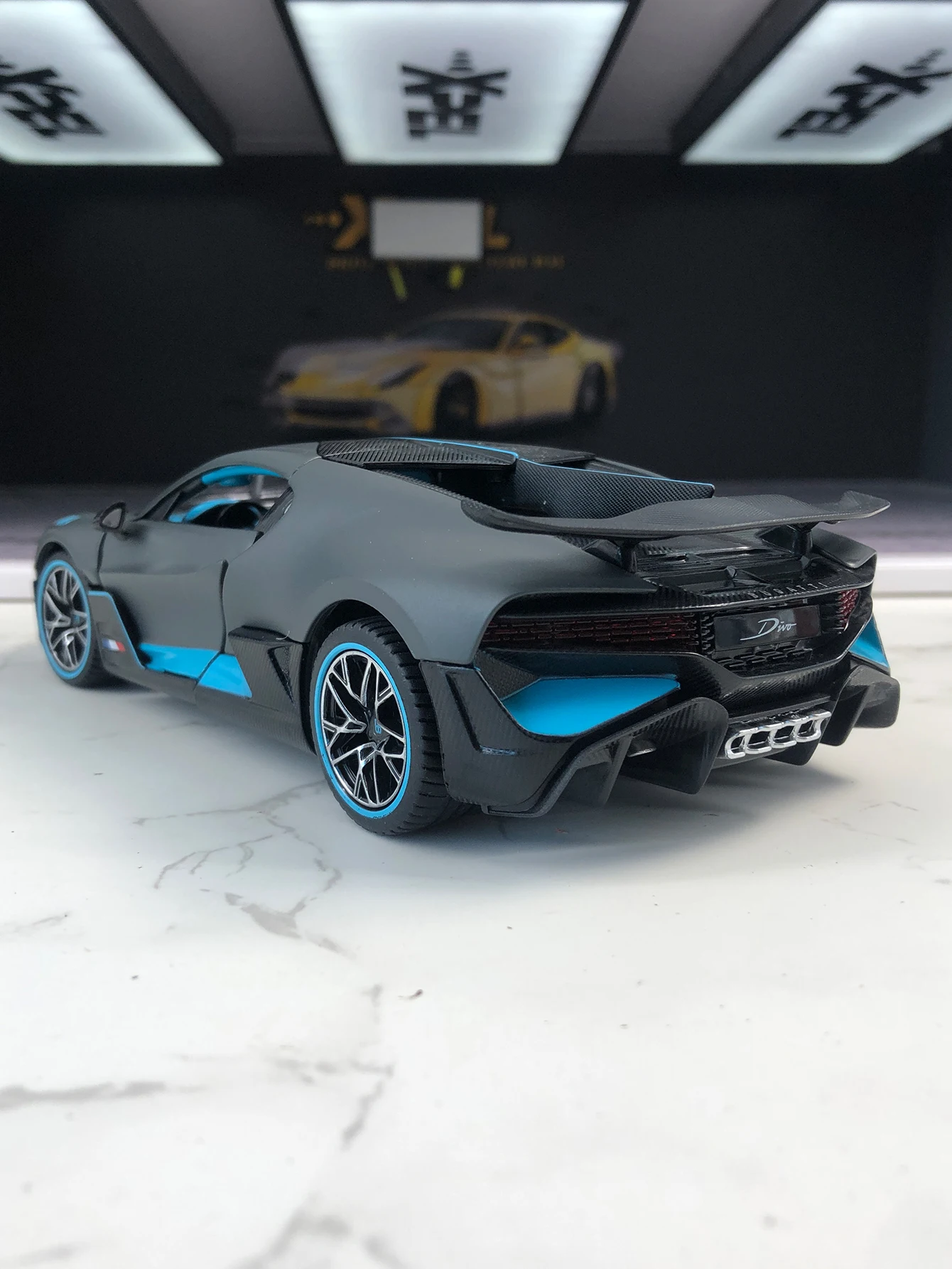 Rastar 1:24 simulation zinc alloy Bugatti DIVO model car, static ornament, metal collectible gift car