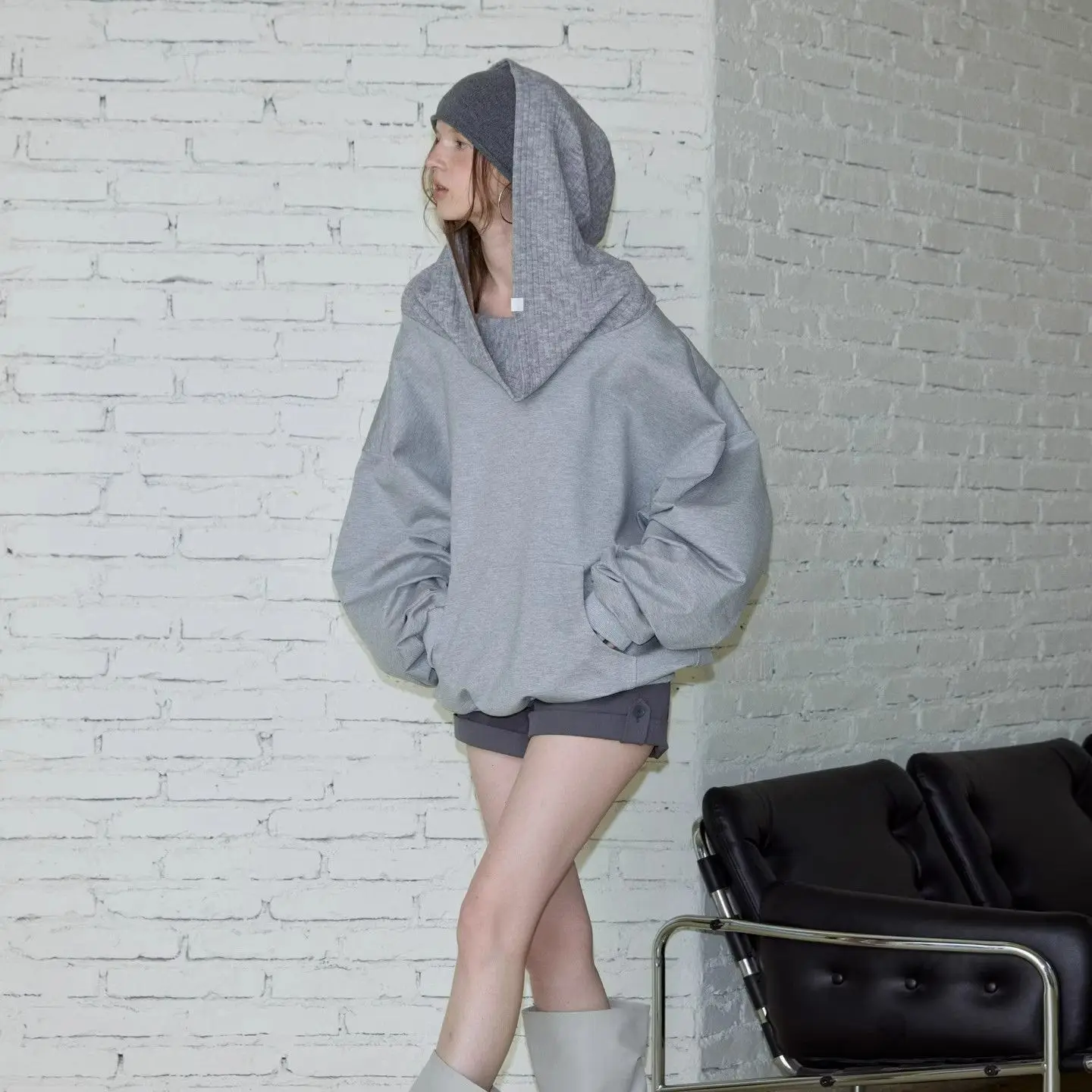 سترة نسائية بغطاء للرأس بدون أكتاف - بلوفر غير متماثل برقبة قارب، بلوزة Y2K فضفاضة بقلنسوة، بلوزة خريفية عصرية بكتف بارد