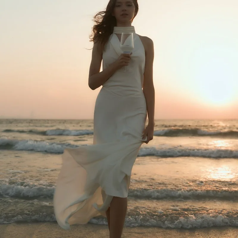 2025 Abito da donna in raso sexy con scollo a V Temperamento Appeso al collo Estate Nuova gonna lunga slim fit Abito senza schienale Vestido Donna Elegante