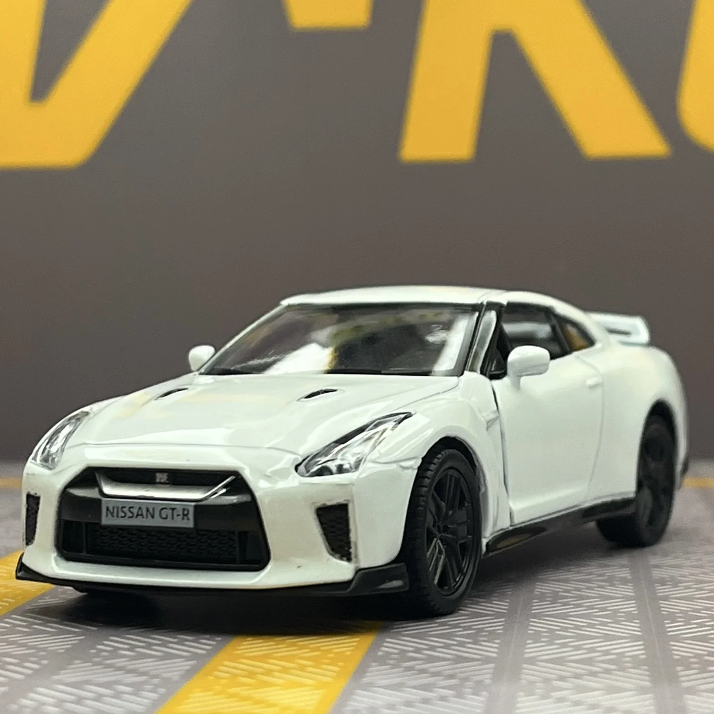 

1:36 GTR Sports Car Model Simulation Car Boy Toy Pull-back Car Simulation Alloy, Birthday Present