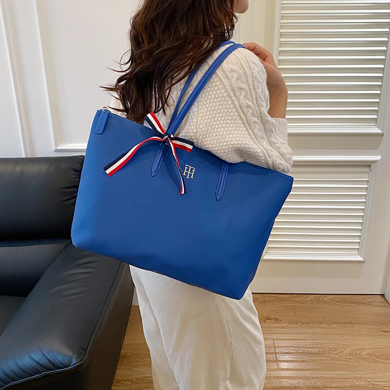 حقيبة نسائية مع أجهزة متينة من جلد الغزال الصناعي الناعم بتصميم عتيق مع سحاب مقاوم للتآكل