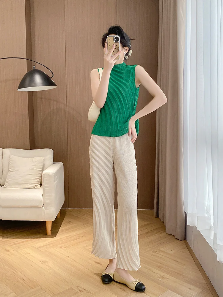 

Комплект: топ-жилет Tee-Needle Art Creation Svel и универсальные летние брюки прямого кроя, плиссированные, светло-бежевые, повседневные