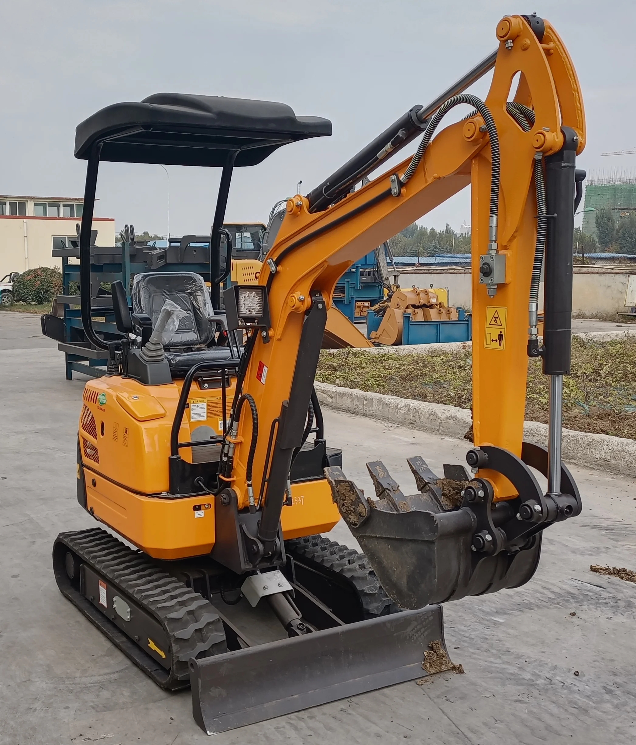 Low Price Garden Farm Micro Small Excavator 1500kg Crawler Digger Mini Excavator For Sale