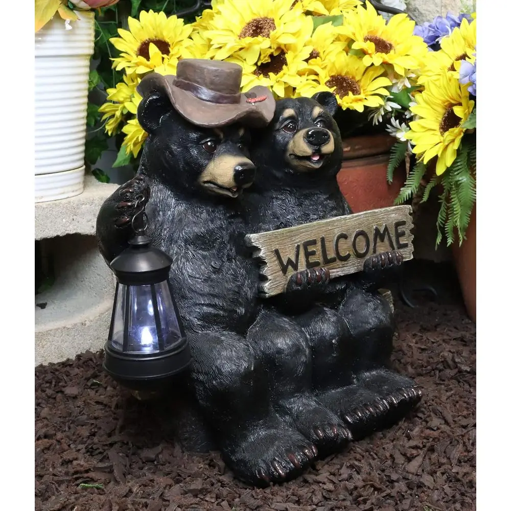 

Статуя пары черных медведей в деревенском стиле с табличкой «Добро пожаловать» и светодиодным фонарем для украшения сада