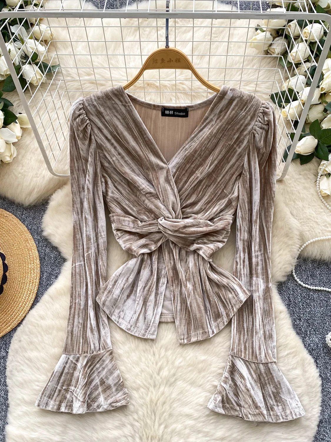 

Женская блузка, осень-зима, новая нишевая бархатная рубашка в стиле ретро с перекрестным v-образным вырезом и закрученной талией, расклешенными рукавами, женский топ с разрезом BL273