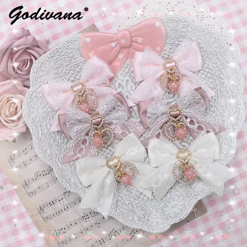 accessoires-pour-cheveux-de-filles-faits-a-la-main-avec-un-joli-bord-en-dentelle-des-perles-en-forme-de-cœur-un-pendentif-en-forme-de-fraise-et-un-nœud-barrettes-pour-etudiantes-une-paire-de-pinces-a-cheveux-laterales