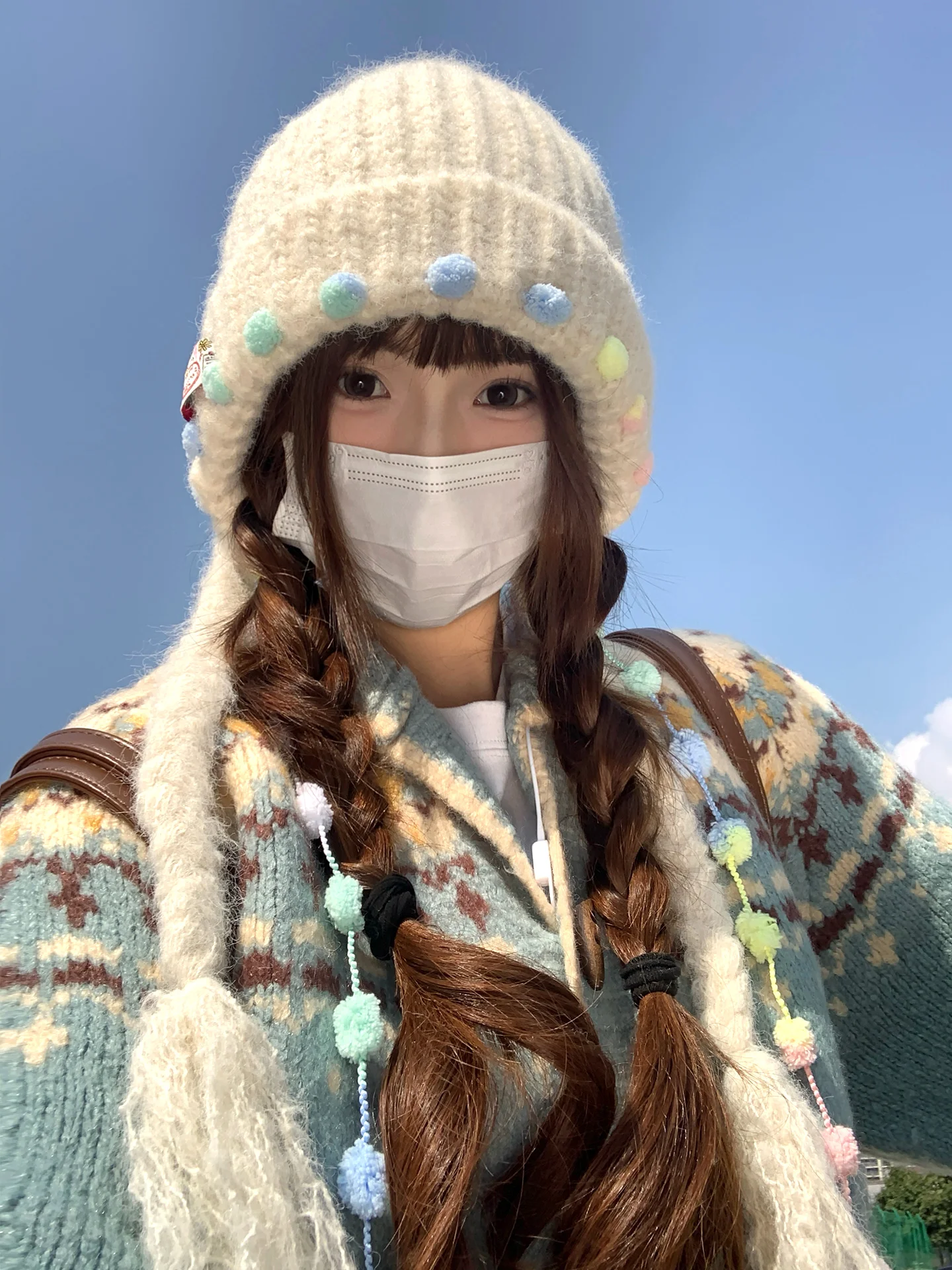 Niedliche pelzige Strickmütze mit Kugelquaste für Winterwärme, Ohrenschützer und Kopfbedeckung mit Riemen