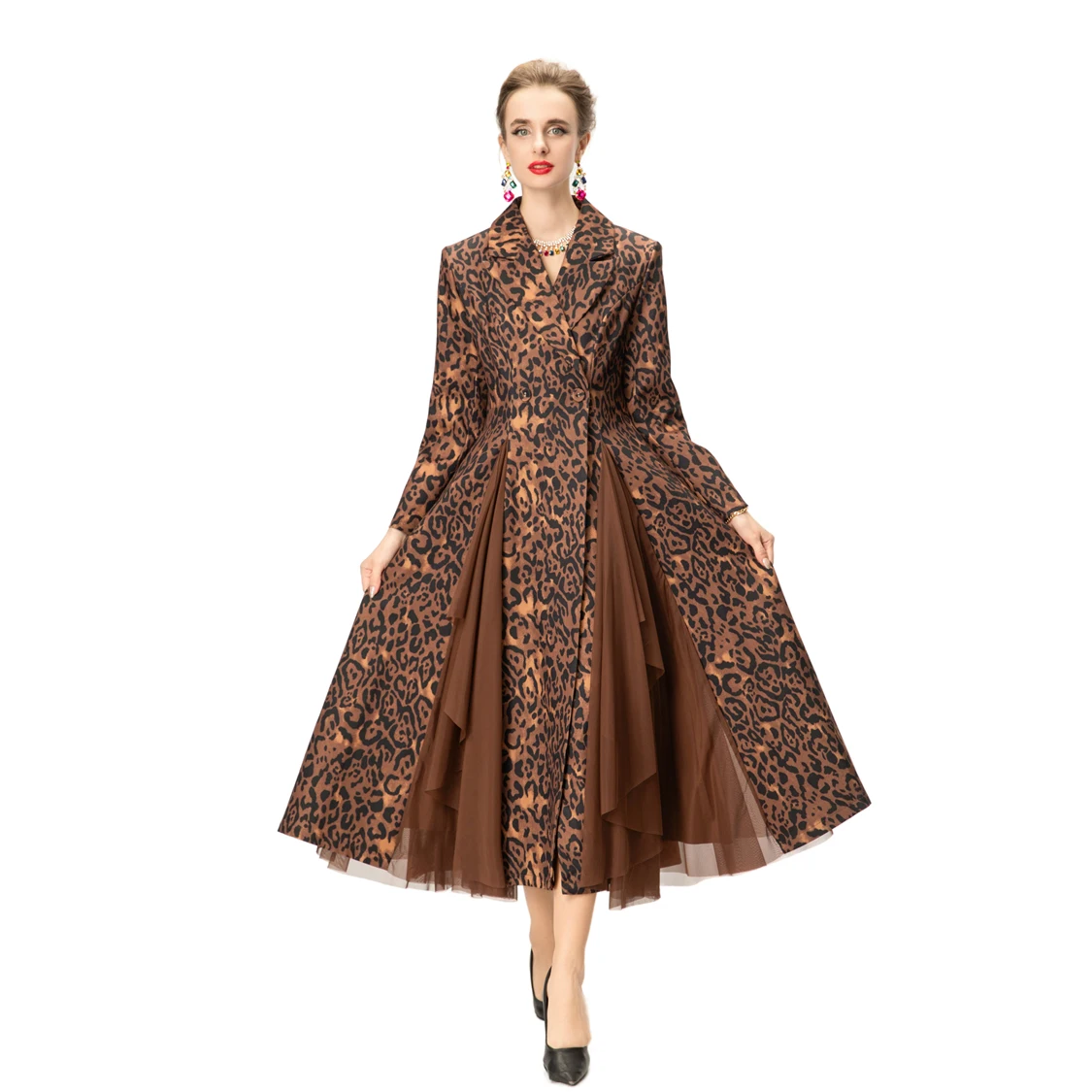 Squisito abito lungo a pois bianco e nero con cintura con fibbia dorata, gonna in tulle a strati e abito da ballo con colletto a bavero