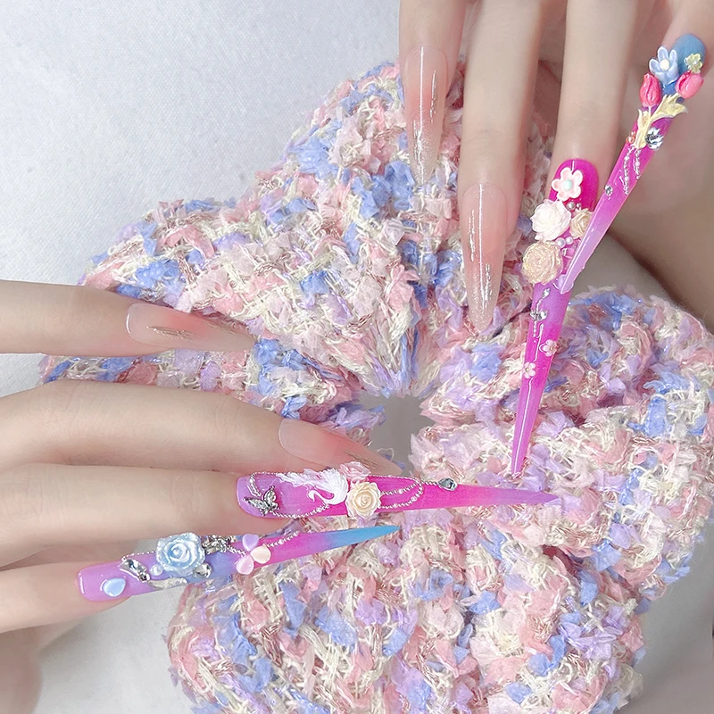 

14 шт. (4 длинных + 10 коротких) накладных ногтях, розовый градиент с 3D-цветочным декором Феникса, стразами и жемчужными украшениями