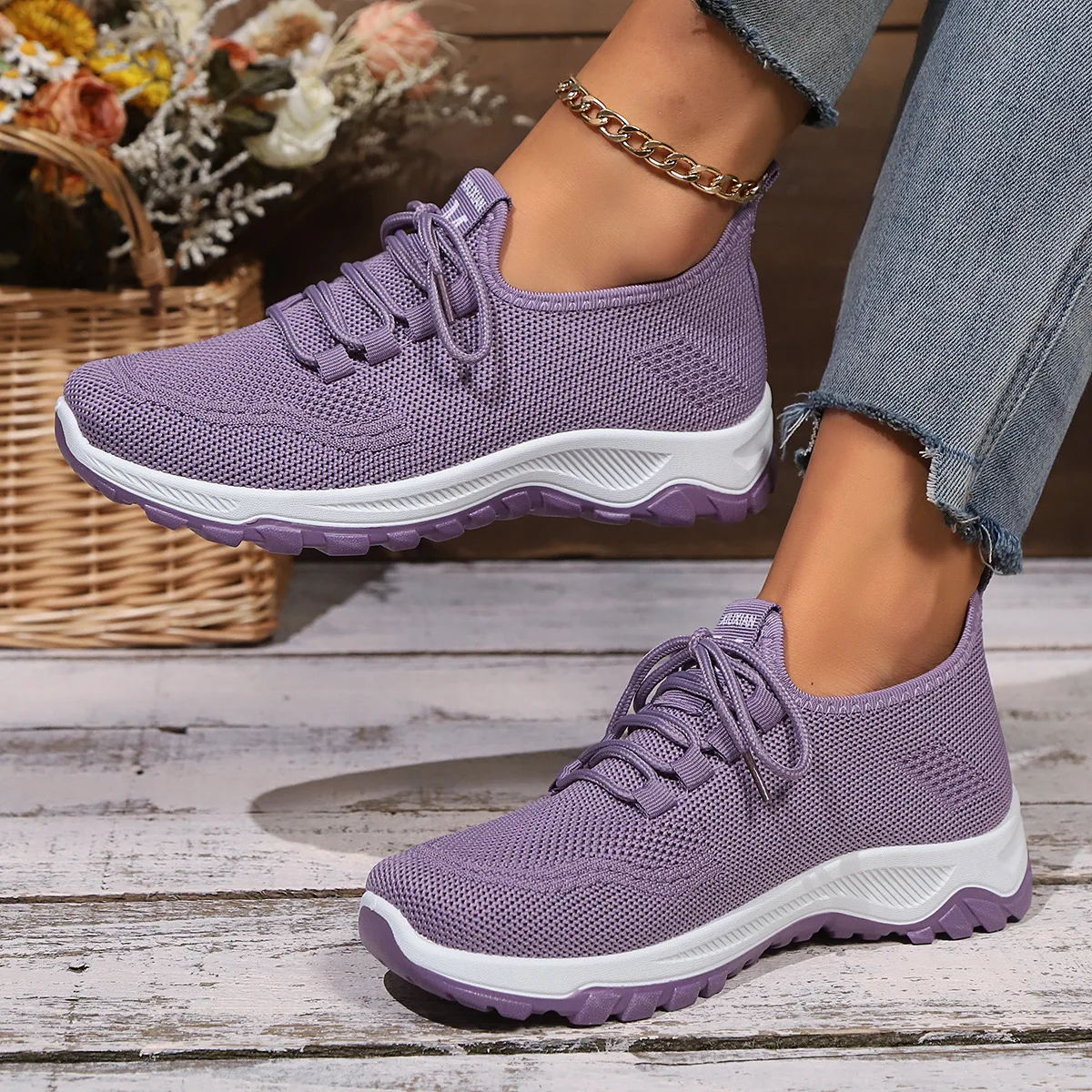 

New spring and autumn large-sized casual fly-knit lace-up lightweight and comfortable flat casual sports shoes