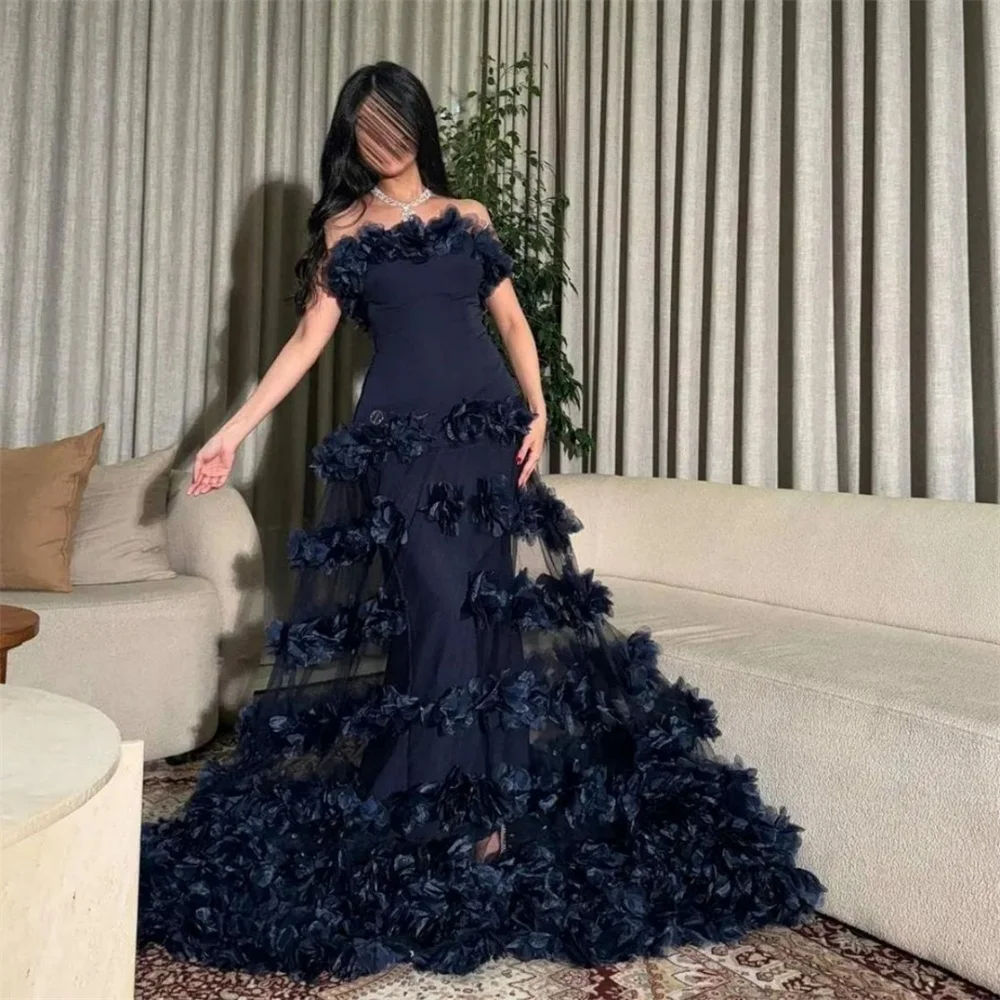 Maßgeschneidertes formelles Kleid für den Abschlussball, Saudi-Arabien, trägerlos, bodenlang, Röcke mit offenem Rücken, drapierter Tüll, ärmellose Applikation, 3D-Blume