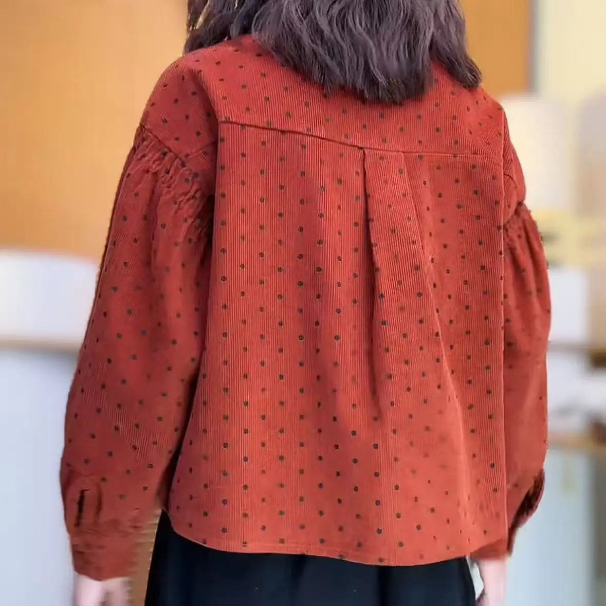 Herbst und Winter neues Cord-Orange-Polka-Dot-weißes, plissiertes Laternenärmel-Laminierhemd, lockeres, vielseitiges Oberteil