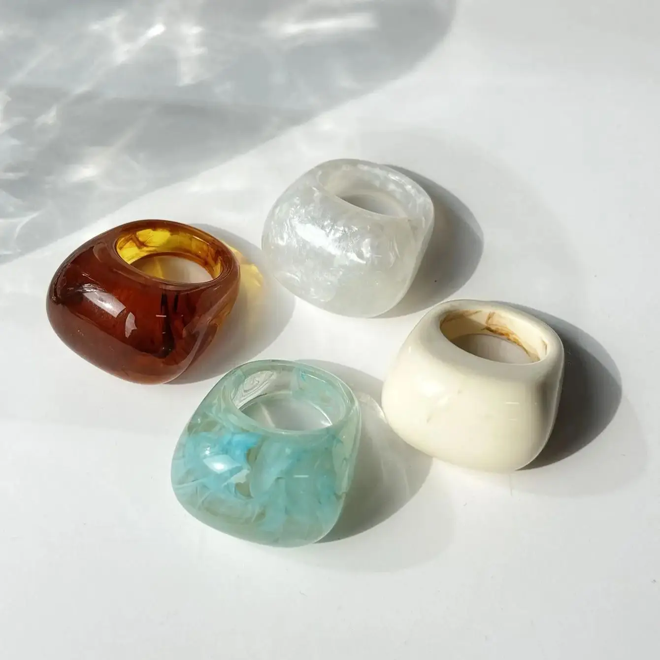 4-teiliges Set aus durchscheinenden, breiten Bandringen aus Kunstharz mit Farbverlauf, einzigartig, geometrisch, stapelbar, für Damen, Partys, Alltagsgeschenk