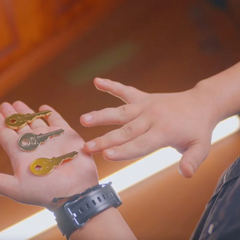 

Стрижка ключа от Бонда Ли Волшебные трюки Золотой и серебряный ключ исчезает появляющийся изменение цвета Транспозиции иллюзии крупным планом