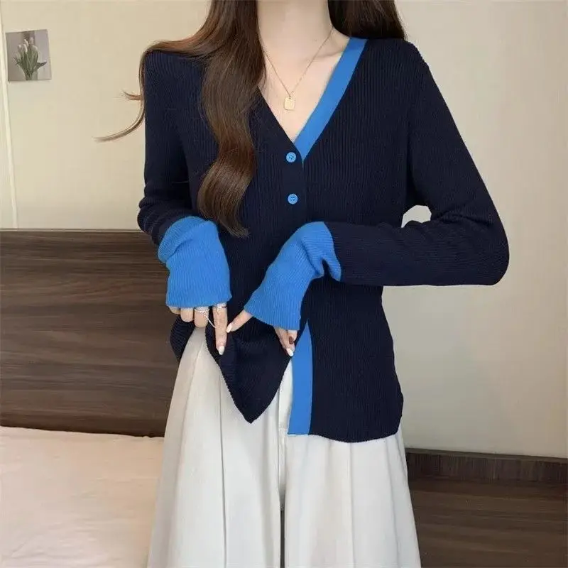 

Поддельный двухсекционный контрастный кардиган, свитер для женщин, свитер с v-образным вырезом, новая модная осенне-зимняя тонкая куртка