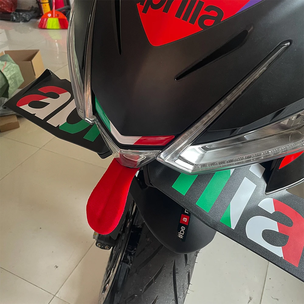 อุปกรณ์ตกแต่งรถจักรยานยนต์บุคลิกภาพการปรับเปลี่ยนตลกตุ๊กตาลิ้นใหญ่ตกแต่ง