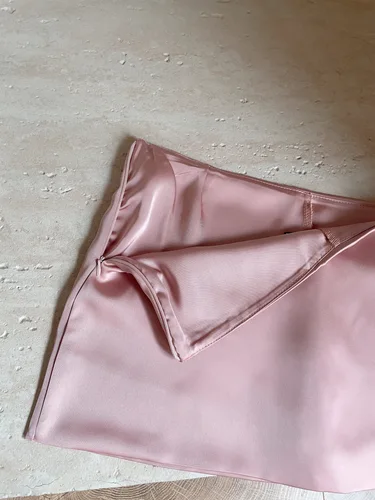 Imagen 2 del producto Ropa de verano, minifaldas negras para mujer, faldas de satén liso con cremallera lateral para mujer, faldas de tiro bajo, falda rosa Kawaii con pantalones cortos