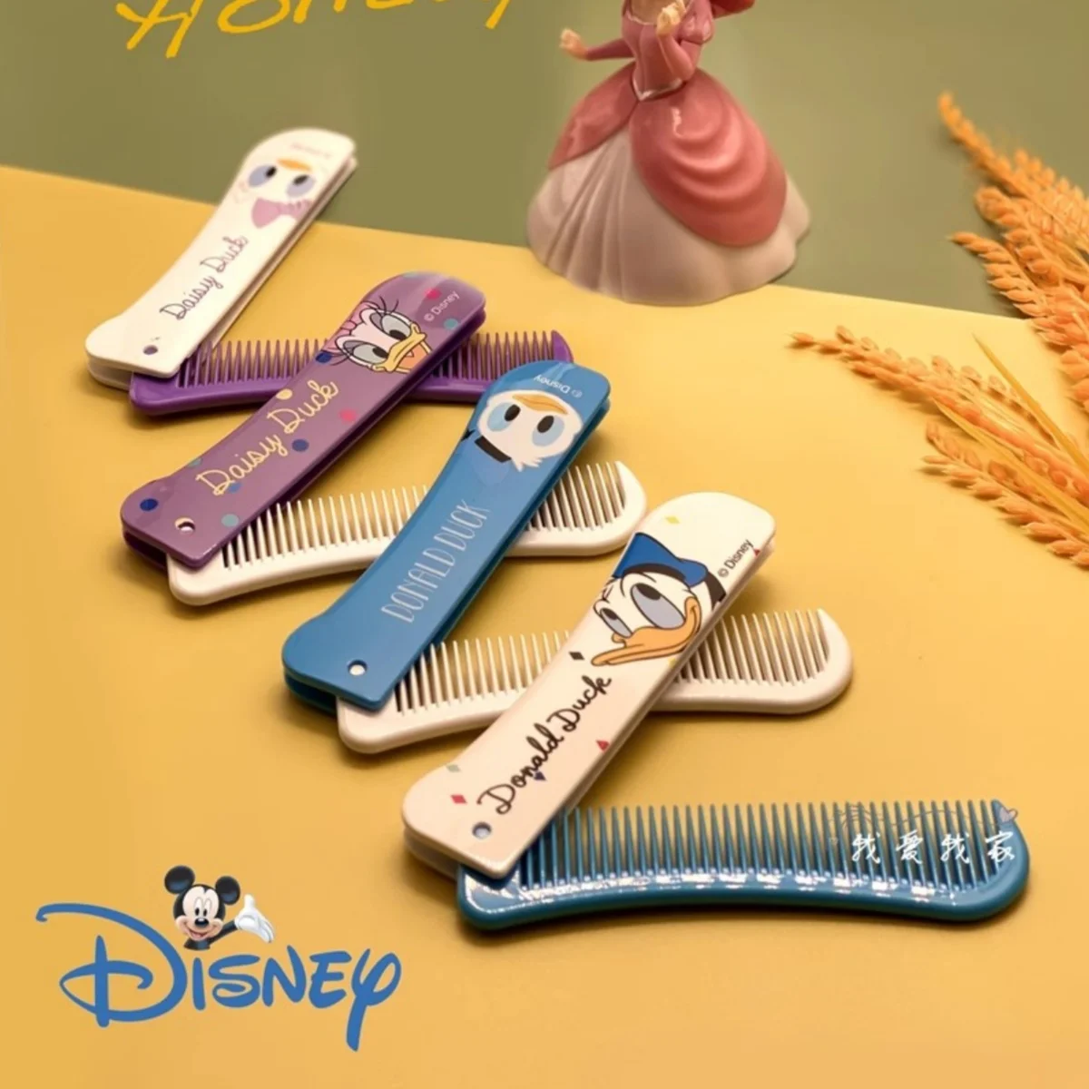 

Disney Mickey Mouse Girl folding comb cartoon Bangs comb small comb children travel portable cute birthday gift Korea