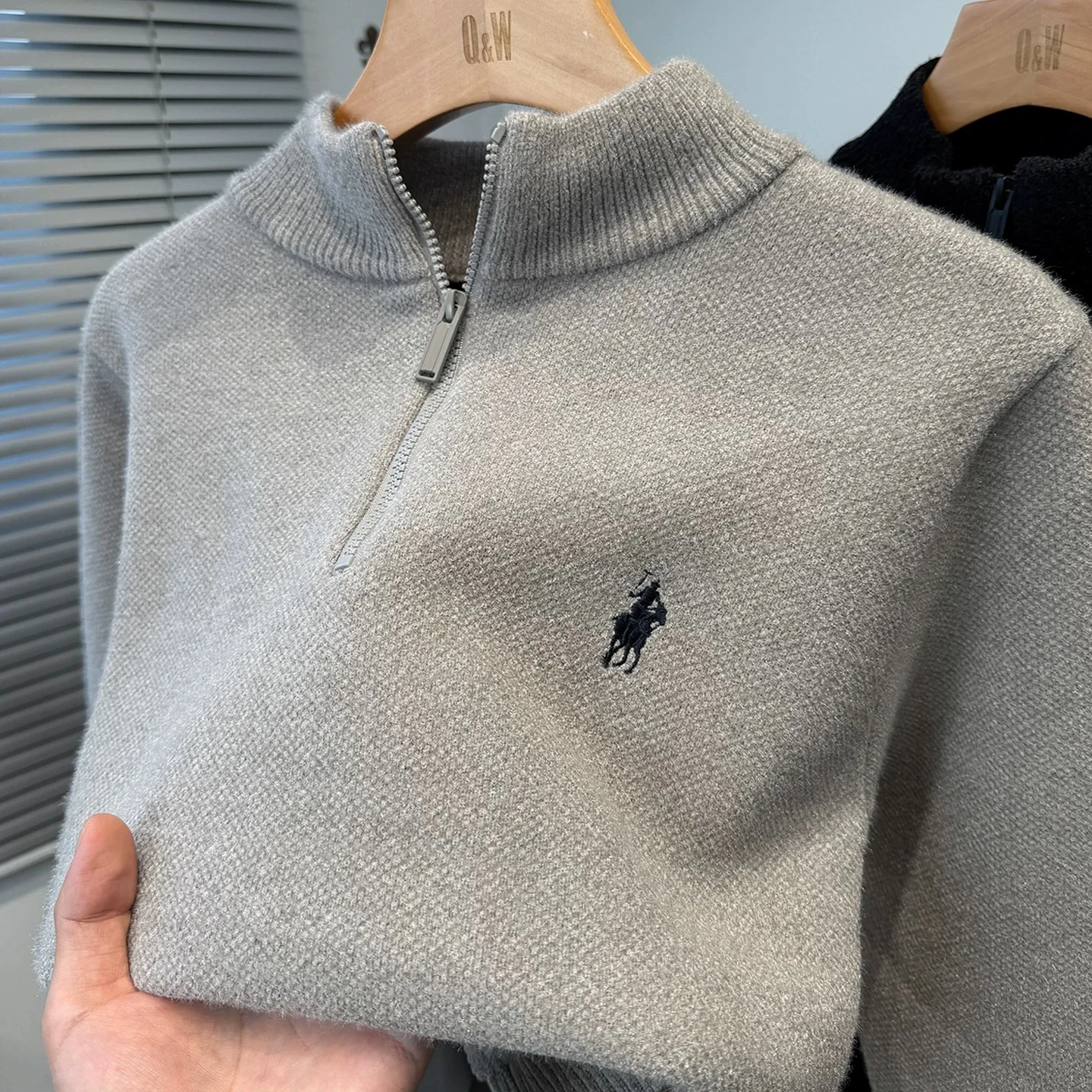 Marca de luxo zíper semi alta pescoço camisola masculina high-end moda rabo de cavalo golfe bordado inverno novo veludo quente malha pulôver