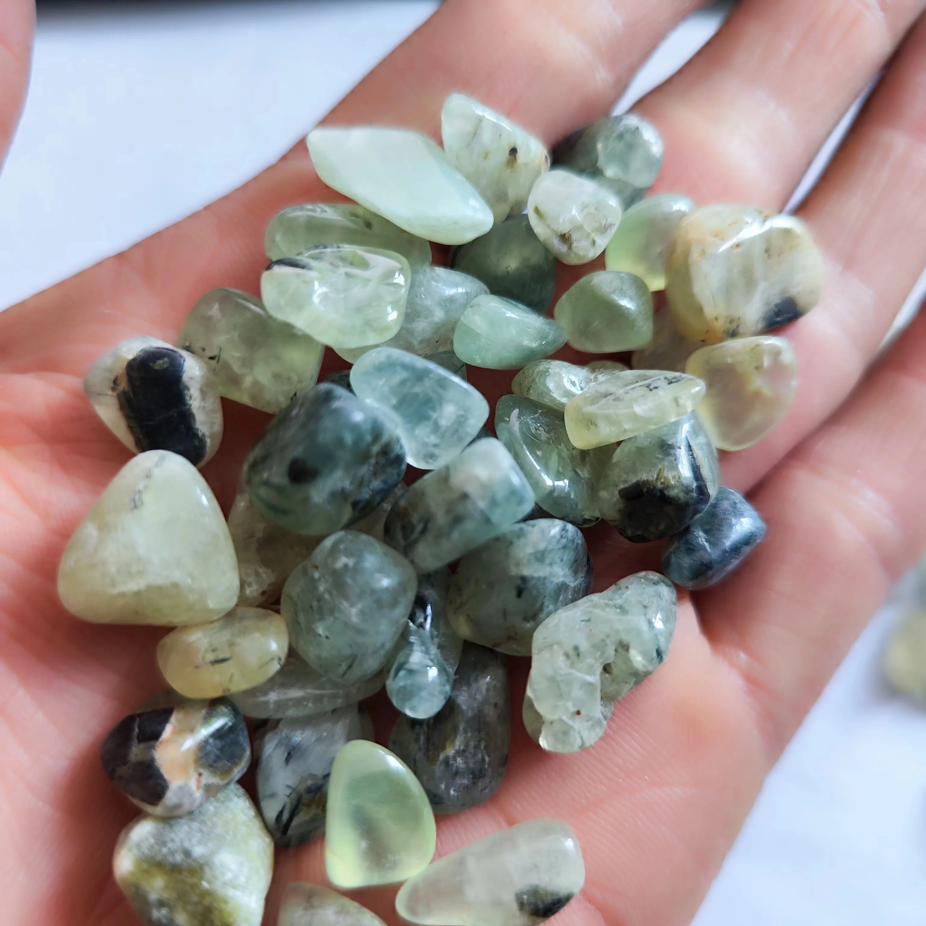 Natural Prehnite Green Grape Quartz Crystal Gravel Stone Decoration Natural Quartz Crystals