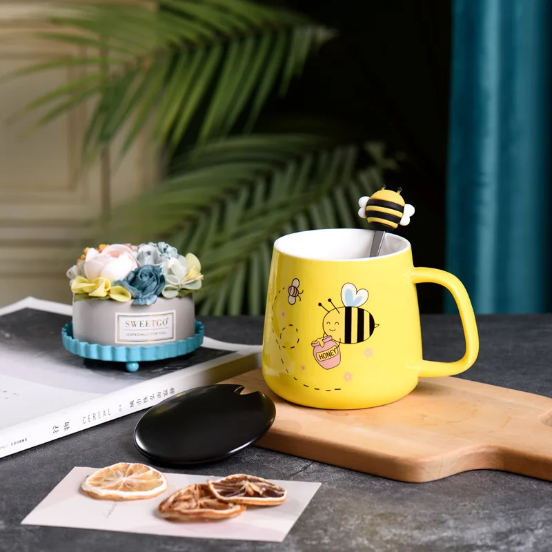 Ceramic Cartoon Bee Mug With Spoon Lid Ceramic Coffee Cups Free Shipping Original Breakfast Cups Christmas Gift Coffee Cup Sets