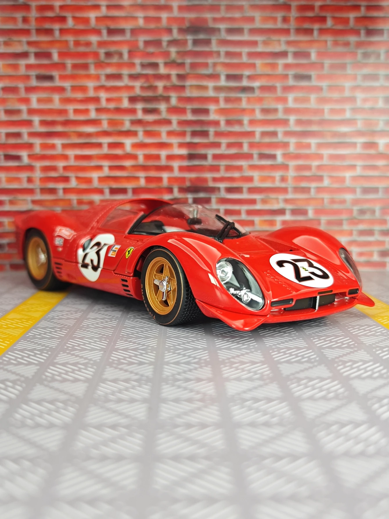 

Модель спортивного автомобиля Bburago 1:24 Ferrari 330 P4 Daytona 1967 из сплава, подходит для коллекции и может быть подарен друзьям.