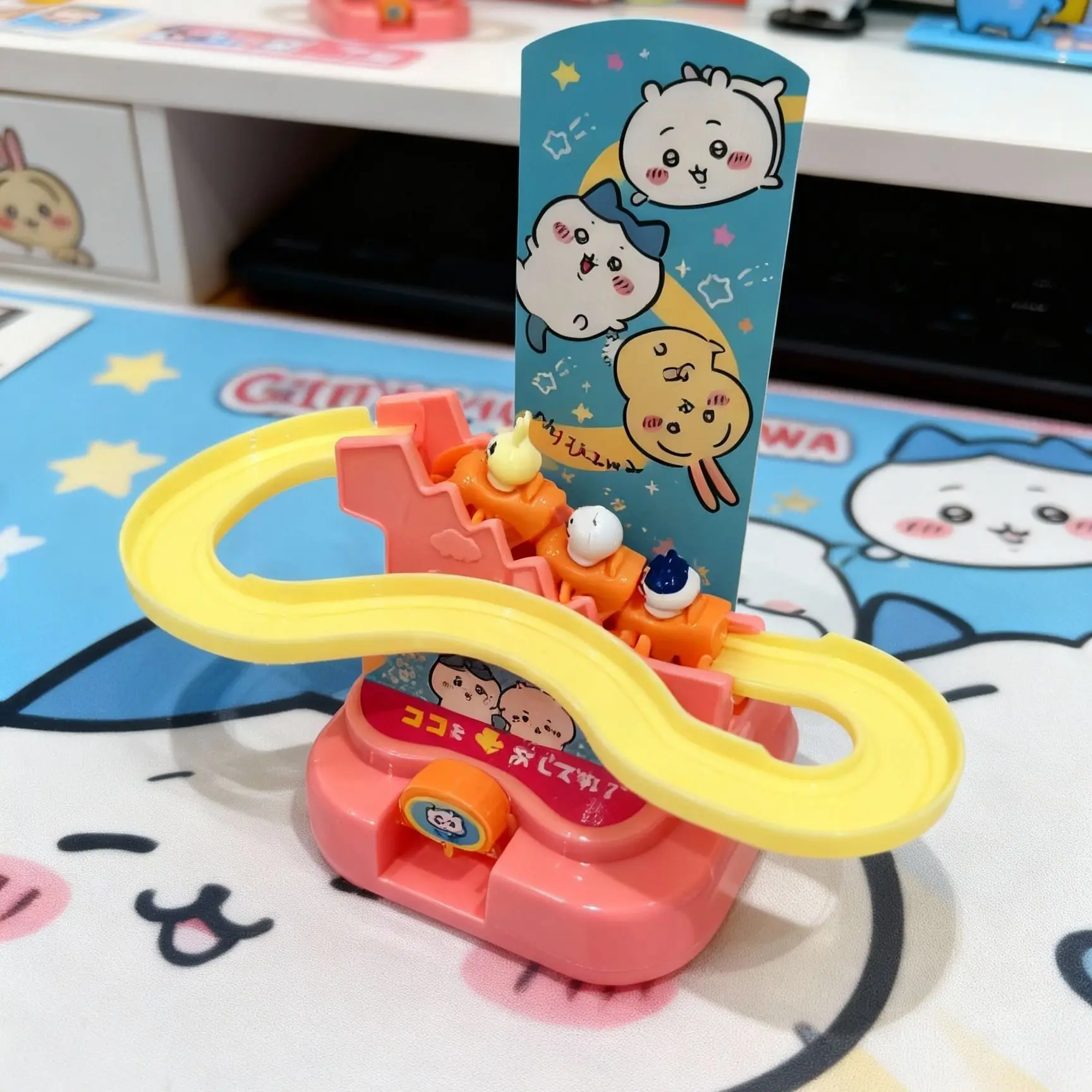 

Chiikawa Hachiware Usagi Mini Track Slide Toy Cute Cartoon Car Ramp Playset Inertial Climbing Stairs Toy with Rotating Slide