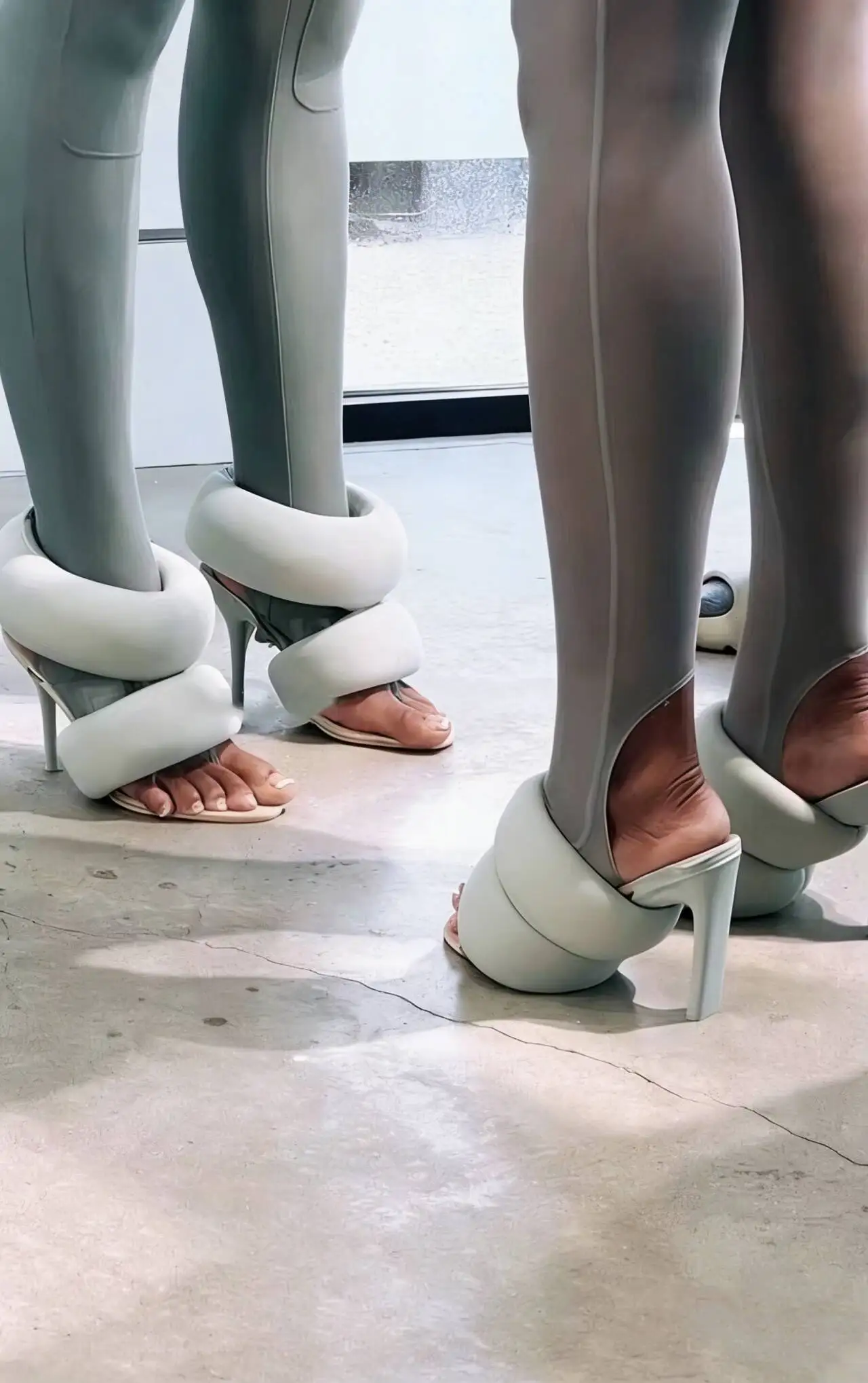 

Новые женские летние повседневные туфли на высоком каблуке-шпильке с открытым круглым носком, из полой пены, мягкие, сексуальные, для улицы