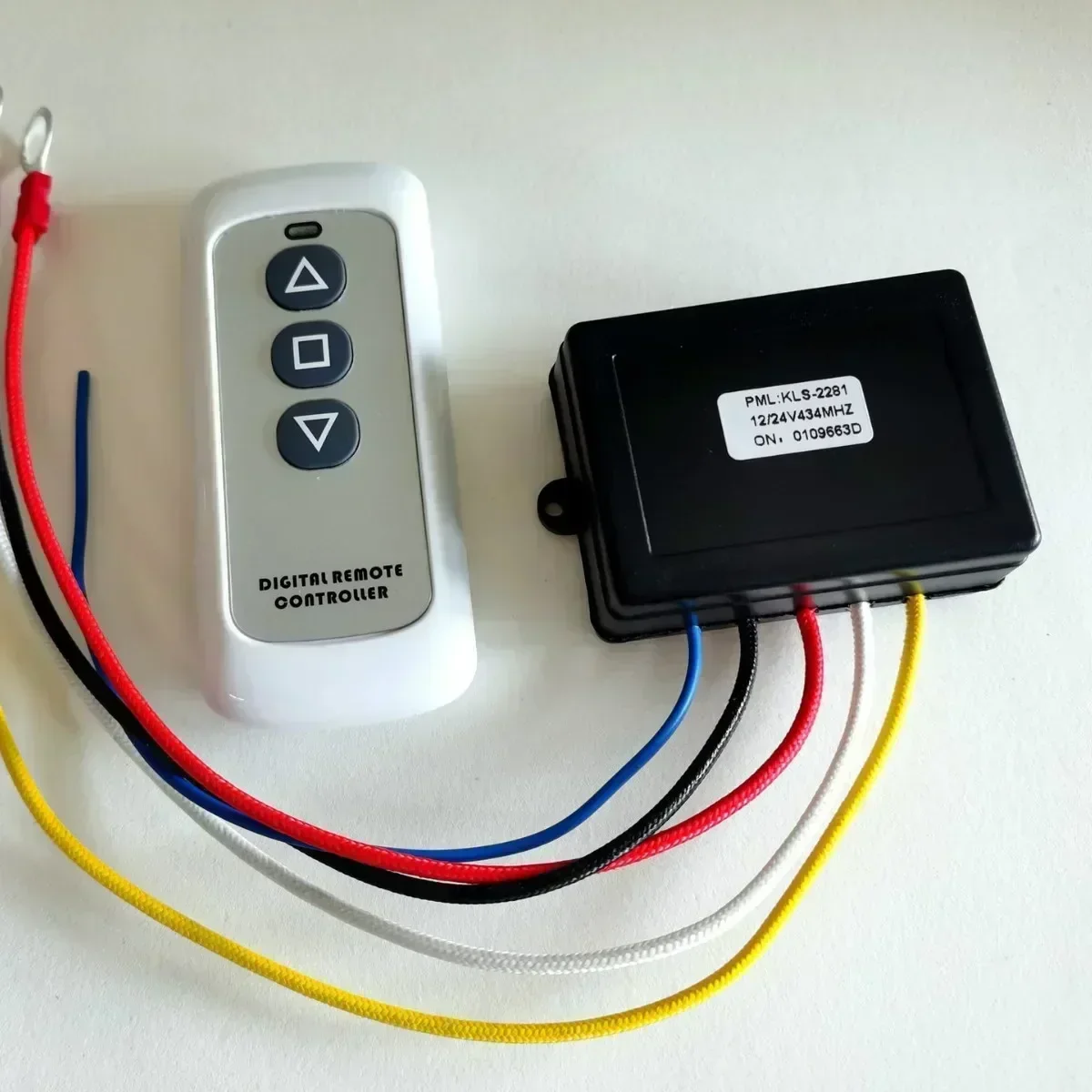 

12V Car Winch Wireless Remote Control with Receiver Operating on 315/434MHz Frequencies Designed for Efficient Remote Winching