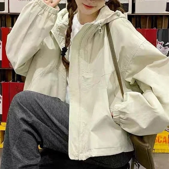 

Новинка: Женская укороченная осенняя куртка с капюшоном в рабочем стиле, ультрамодная, весна 2026, тренд сезона, приталенный крой, укороченные рукава