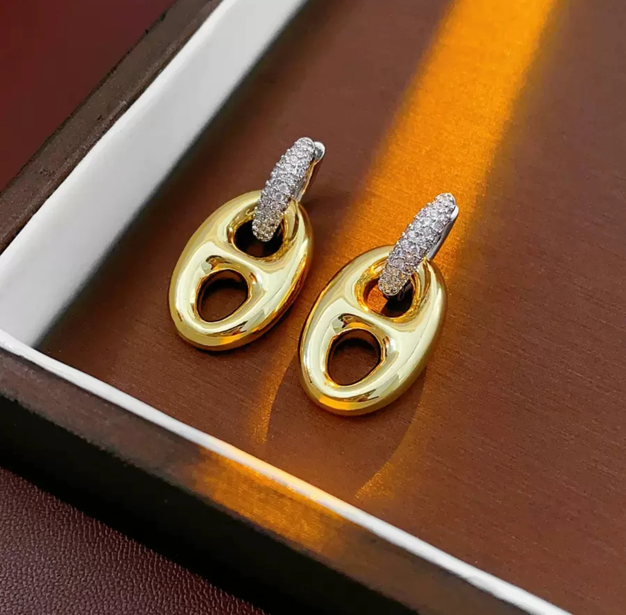 高級デザインのイヤリングネックレスセット、ファッショナブルな欧米風オールマッチイヤリング留め具、ハイエンド感のある女性用ネックレス