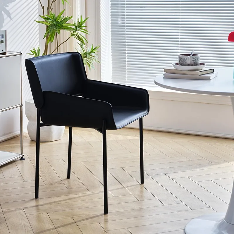 Sedia da pranzo moderna e minimalista in pelle con comode schienale e braccioli