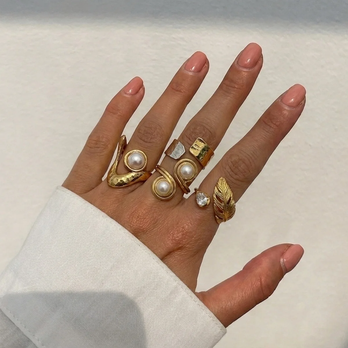 Französische Vintage-Fingerringe mit hohlem, gewelltem Design, imitierten Perlen und Spiralblatt-Motiven für Damen und Herren, im Nischenstil, geometrischer Ring, ästhetischer Schmuck. – Detail 9
