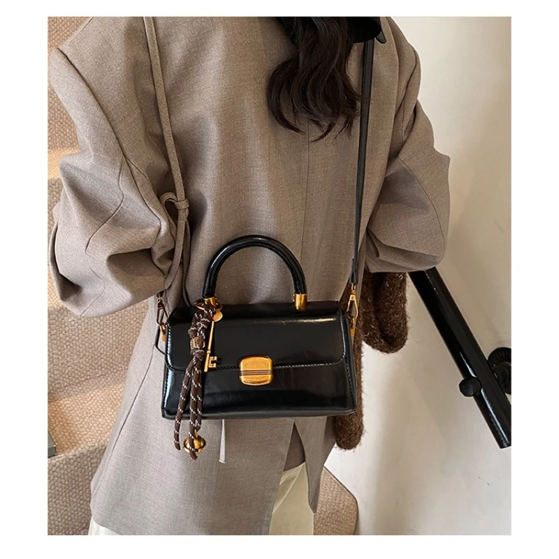 

Senior sense of retro bag female 2025 new fall and winter hundred with crossbody bag fashion handbag gift texture pendant