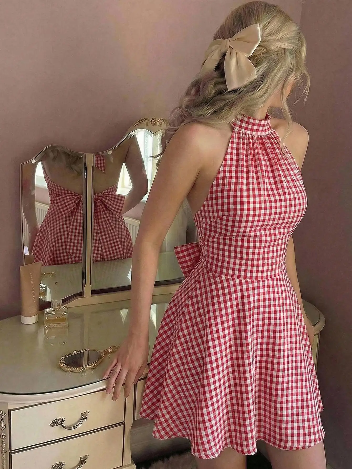 Vestido mini rojo y blanco de cuadros vichy con cuello halter, espalda descubierta y fruncido para picnic de verano, fiesta de té o vacaciones