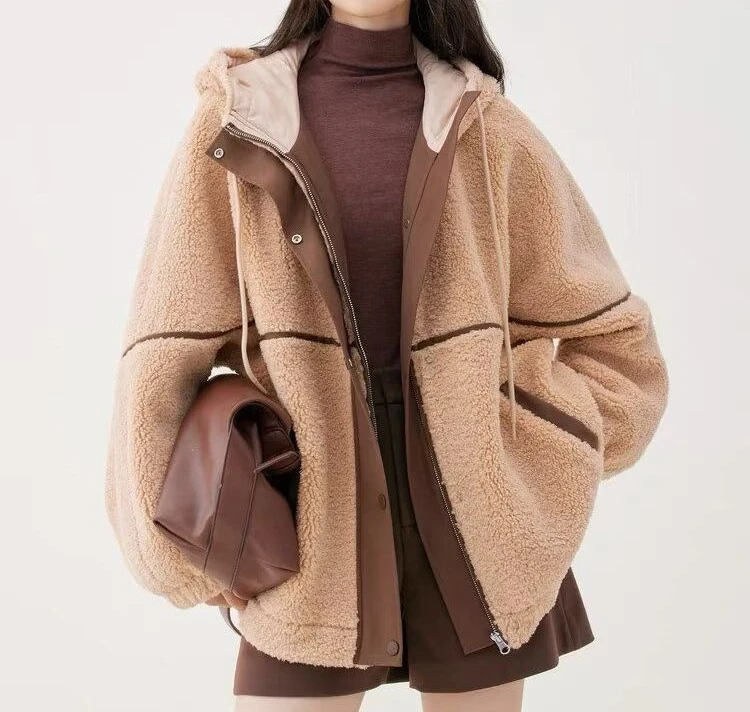 سترة نسائية شتاء 2025 جديدة غير رسمية ذات ألوان متباينة وسميكة ودافئة بغطاء للرأس