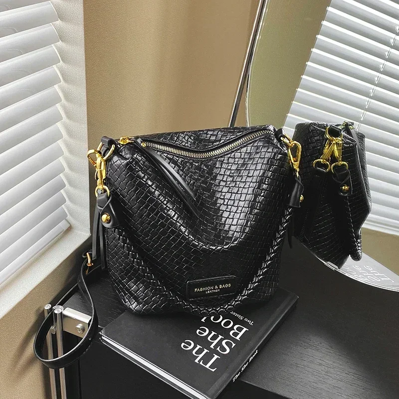 

Elegant Large Capacity Crossbody Bag Paris Fashion Solid Color Leather Tote Vintage Minimalist Handbag For Stylish Women