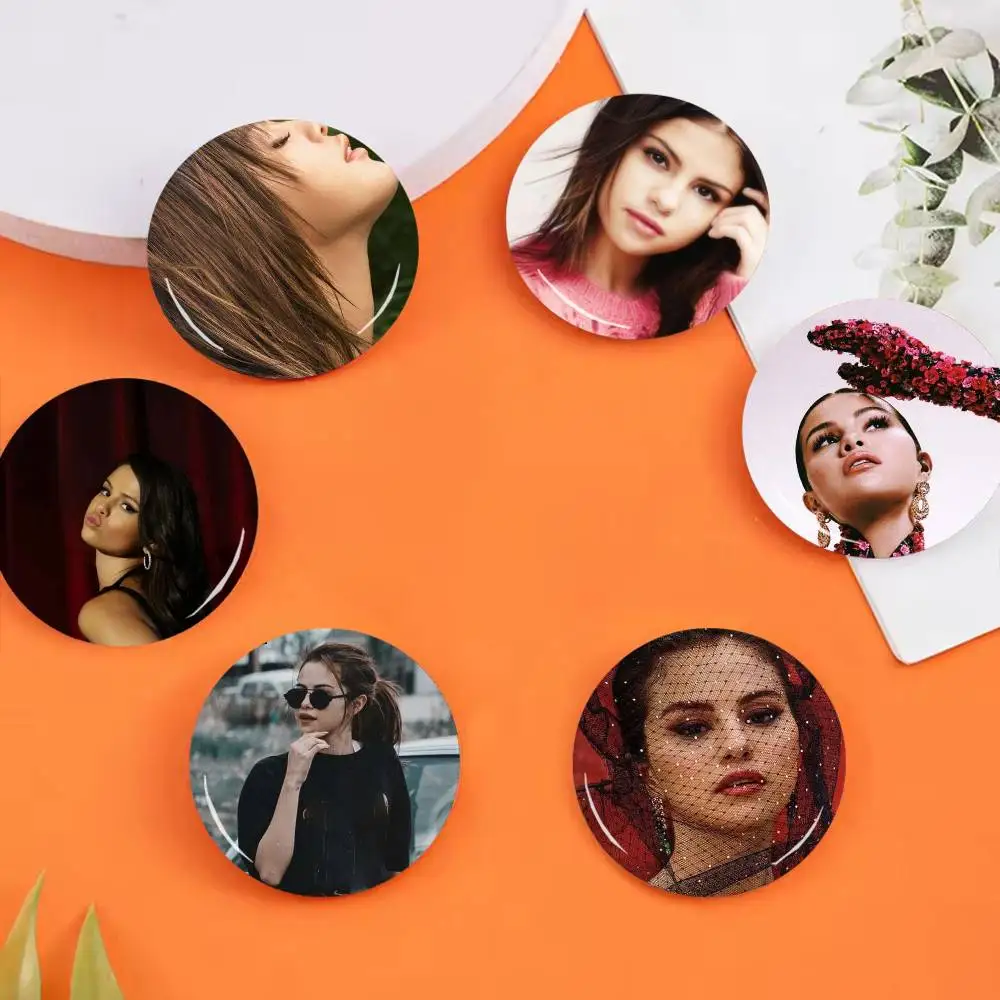 Singer Selena Gomez 25 32 44 58 75mm Round Badges Brooches Lapel Pins Fashion Accessory Holiday Present Gift