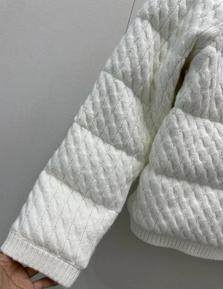 SVORYXIU 2025 شتاء جديد نمط غير رسمي نمط المرأة موضة الأبيض خمر الحياكة الدافئة نمط قصير أسفل سترة