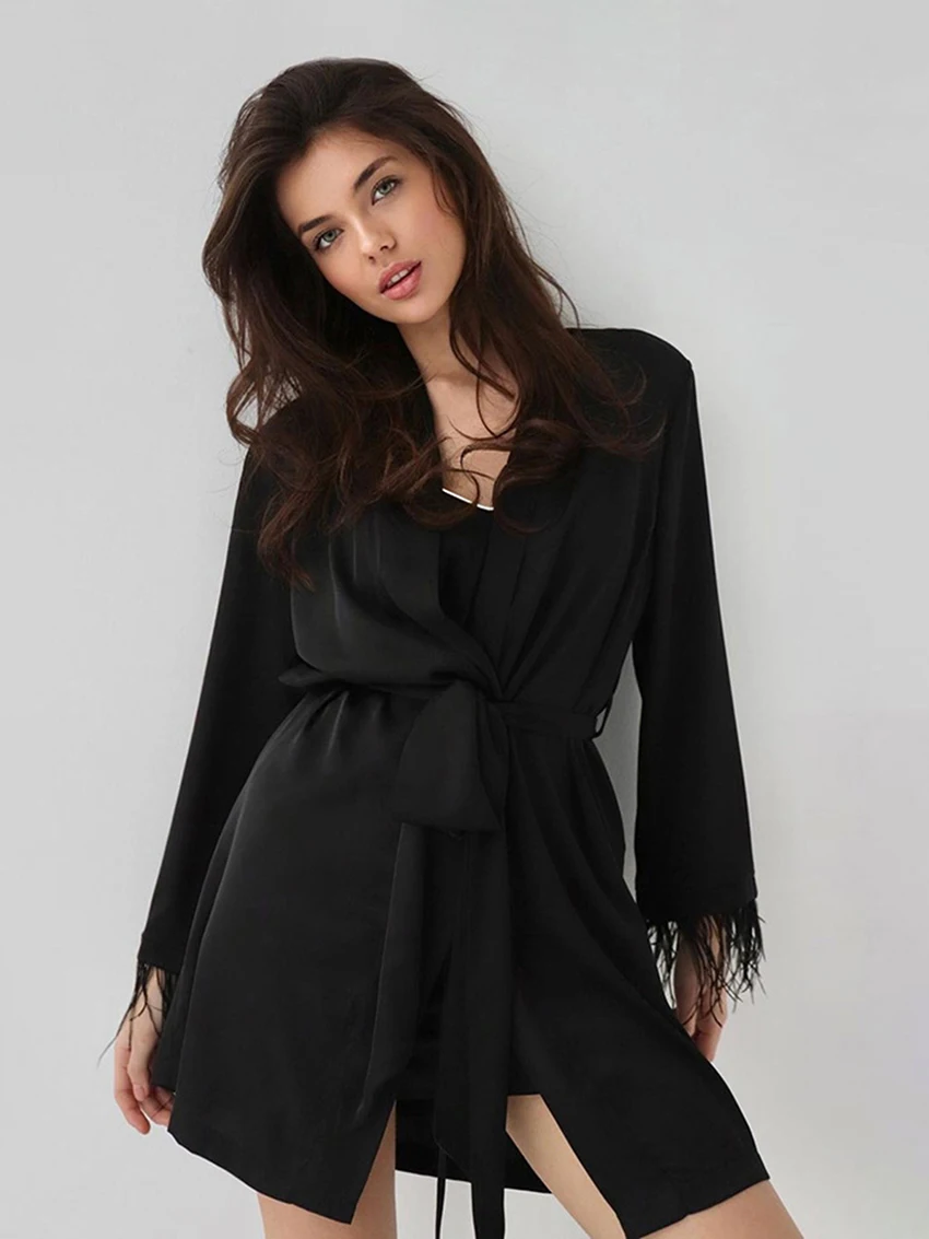 Marthaqiqi-Pyjama à plumes pour femmes, robe sexy à col en V, vêtements de nuit à manches longues, peignoir à lacets, mini robe décontractée pour femme