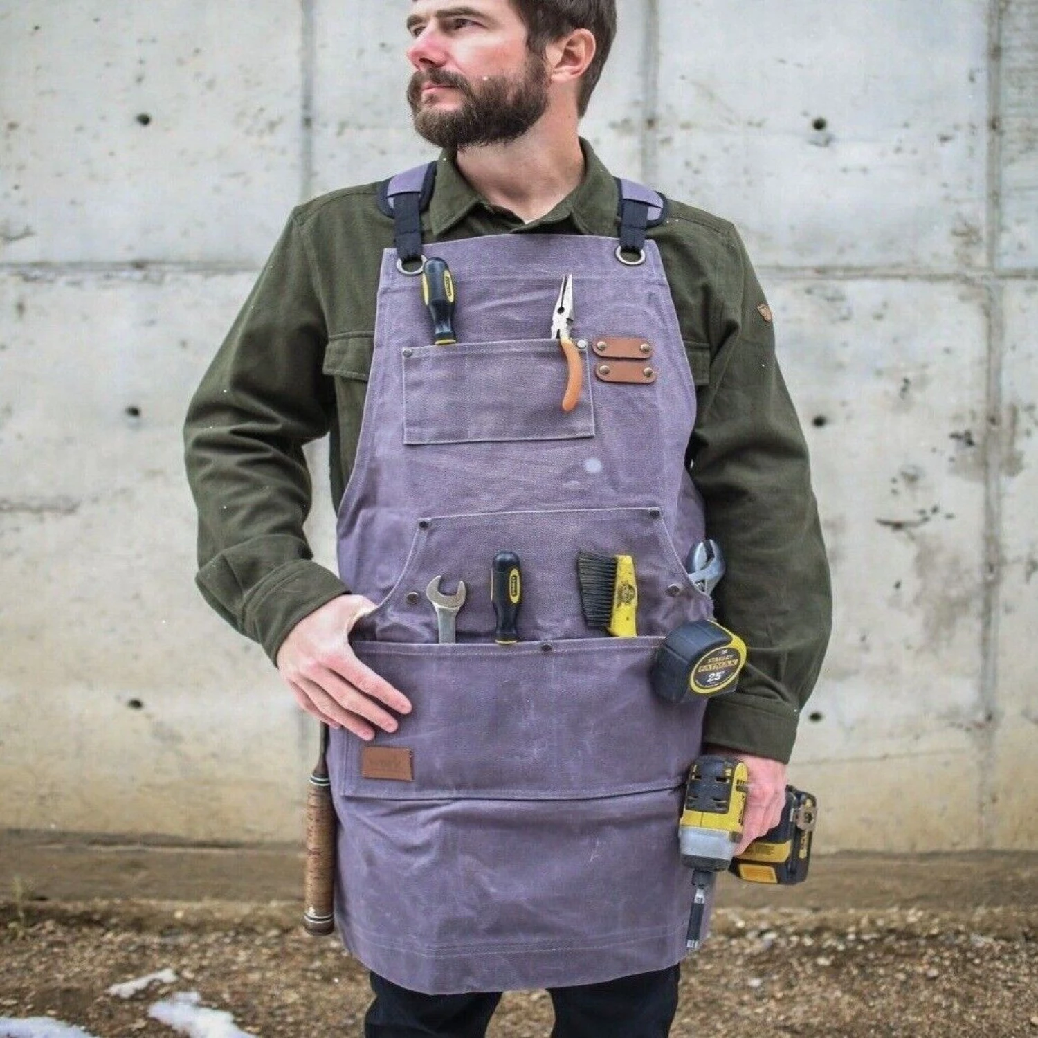 Comfortable and durable high-quality woodworking apron with cross-back straps and multiple storage pockets. Ideal for DIY enthus
