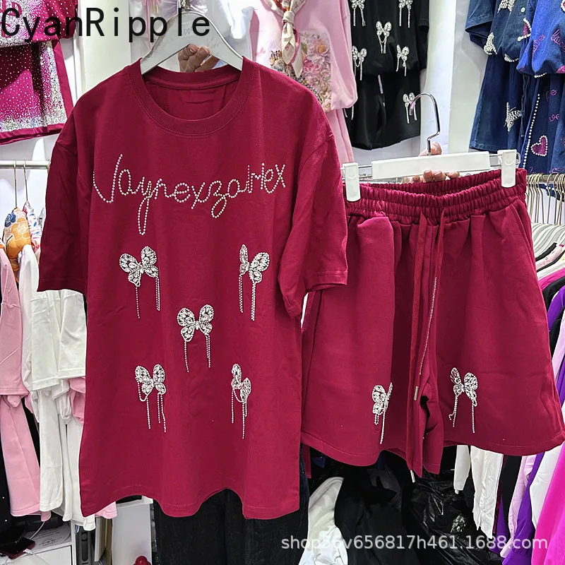 

Летний повседневный женский комплект из двух предметов: футболка с коротким рукавом, украшенная бахромой и стразами в виде бабочек + шорты А-силуэта с эластичным поясом и широкими штанинами