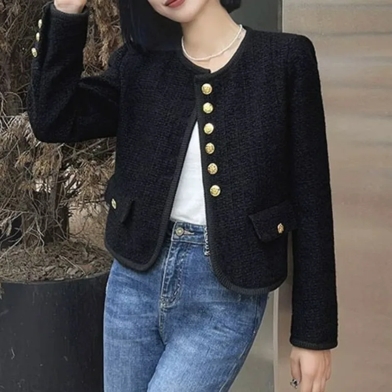 

Новинка 2024: Осенне-зимнее утепленное твидовое короткое пальто черного цвета с золотистыми элементами. Модный универсальный французский стиль для женщин.