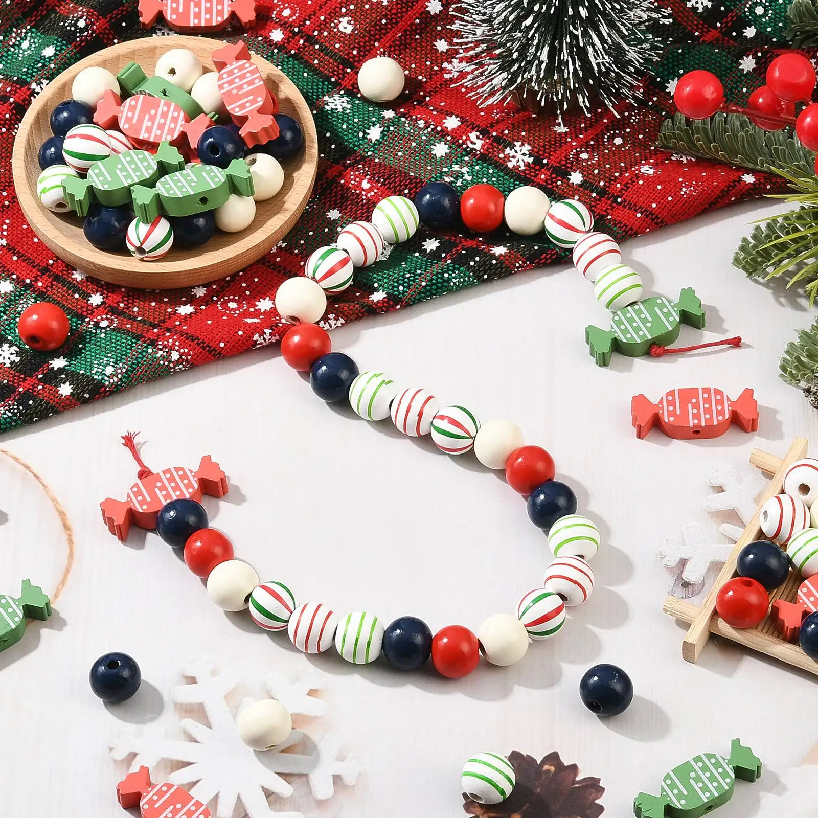PandaHall 100 Stück Zufällige Weihnachts-Holzperlen-Sets, 16mm, Bemalt, für DIY-Schmuck, Weihnachts- und Feiertagsdekorationen – Detail 5