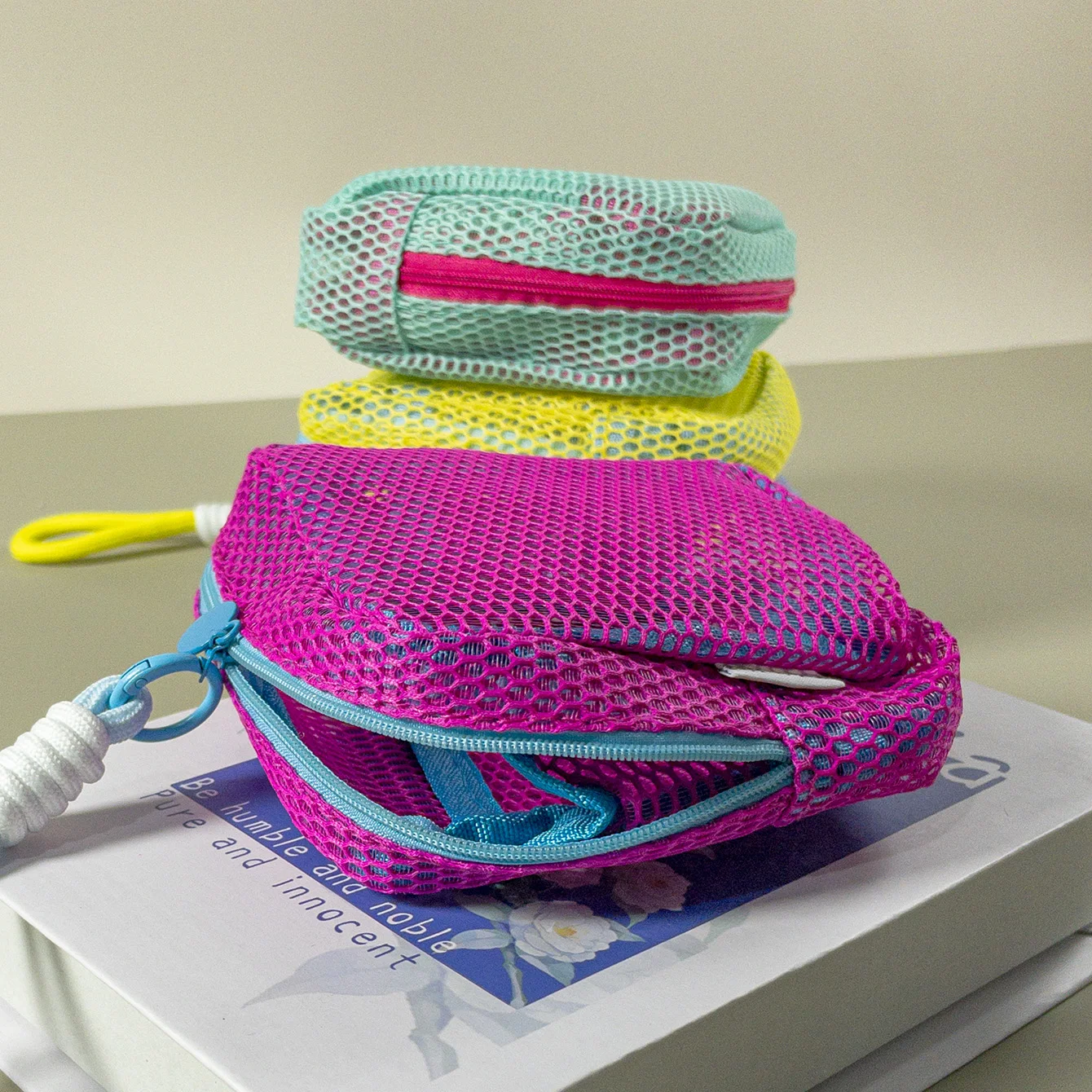 حقيبة مكياج شبكية بلون الدوبامين، قطعة واحدة لطيفة وأنيقة ومحمولة وخفيفة الوزن وسريعة الجفاف وقابلة للتنفس وحقيبة مستحضرات التجميل الأساسية